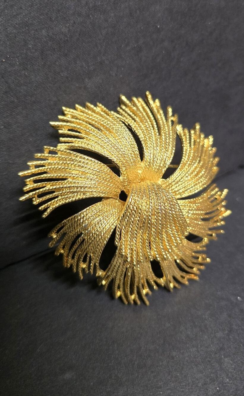 Monet Cordelia Gold Tone Fringe Flower Brooch Pin Burst Costume Jewelry 2.5in